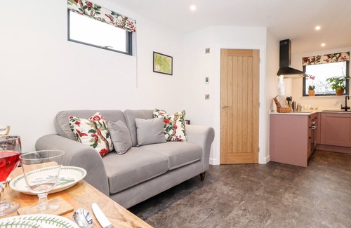 Penrith Cottage | HERDWICK CABIN, pet friendly, with hot tub in Penruddock