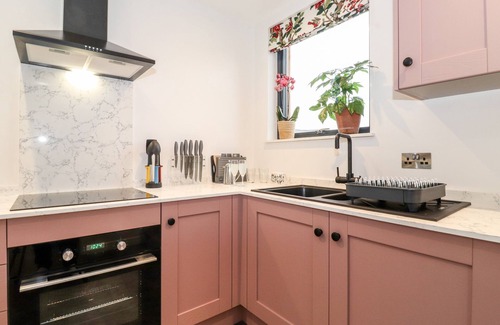 Penrith Cottage | HERDWICK CABIN, pet friendly, with hot tub in Penruddock