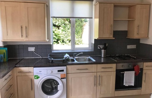 Hereford House | HEREFORD - Raven House - 4 Bedroom House West of City with Parking - Sleeps 7