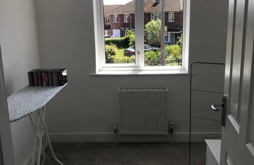 Hereford House | HEREFORD - Raven House - 4 Bedroom House West of City with Parking - Sleeps 7