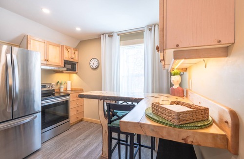 Ramsay Apartment | heritage charm, 5 min to DT with A/C
