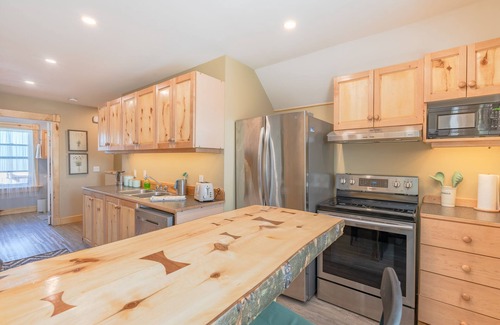 Ramsay Apartment | heritage charm, 5 min to DT with A/C
