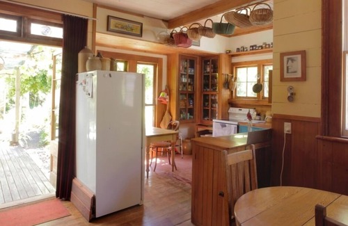Takaka House | Heritage homestead, retreat, mountain views, peace