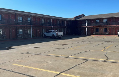 Duncan House | Heritage Inn Duncan HWY 81 with Large vehicle truck parking