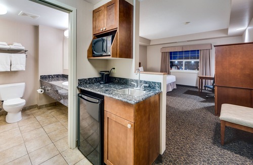 Brooks Hotel | Heritage Inn & Suites