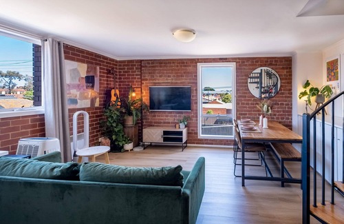 Brunswick West Apartment | Heritage Loft in Brunswick- city views, free secure parking + workspace