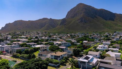 Voelklip Apartment | Hermanus Family Getaway - Near The Beach
