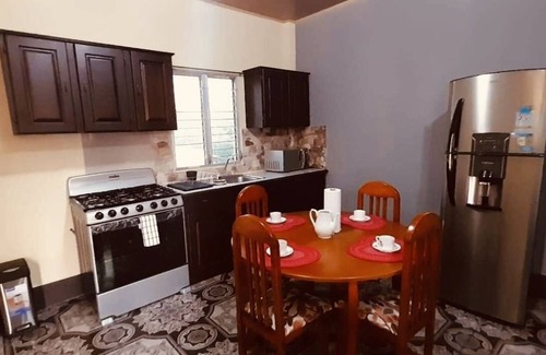 San Benito Apartment | hermoso apartamento con cocina, sala y comedor aire acondicionado