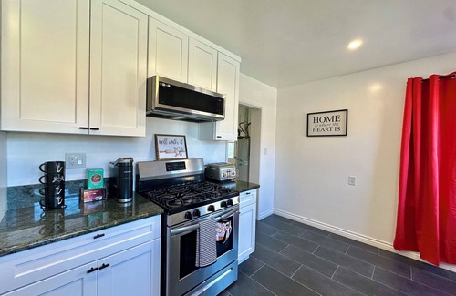 Harbor House | HERO Hideout: 3 Mi to Airport, 4 Mi to Beach