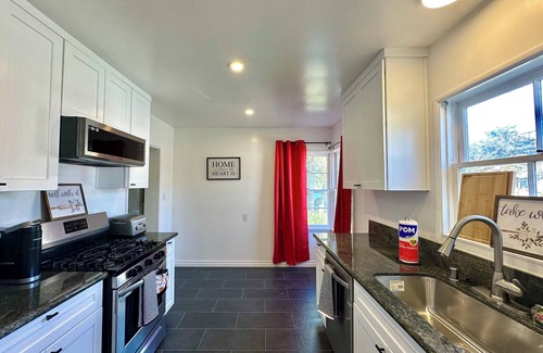 Harbor House | HERO Hideout: 3 Mi to Airport, 4 Mi to Beach