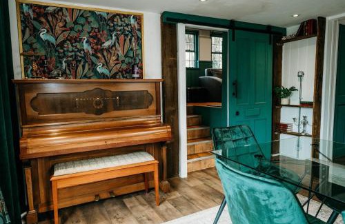 Callington House | Heron's Perch- A pond-side retreat with cinema room
