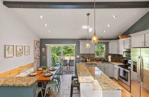 Bushkill House | Hideaway/Hot Tub/Sunna/Lake/Kayaks/Pool
