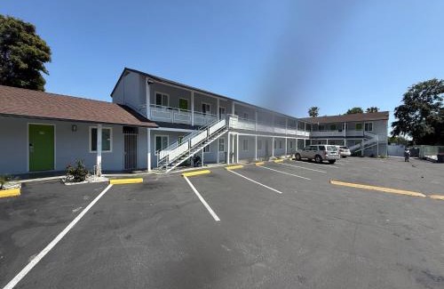 East Pasadena Hotel | Hi-Way Host Motel