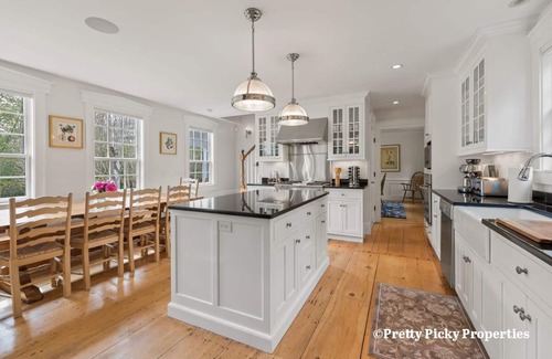 Chatham House | Hiawatha: 177-CC Gorgeous Chatham Estate with heated pool, walk to Town or Beach