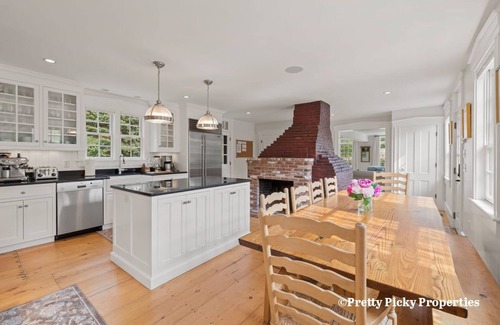 Chatham House | Hiawatha: 177-CC Gorgeous Chatham Estate with heated pool, walk to Town or Beach