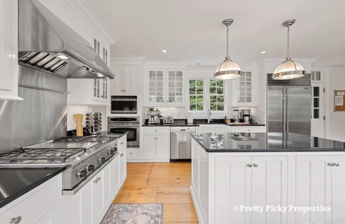 Chatham House | Hiawatha: 177-CC Gorgeous Chatham Estate with heated pool, walk to Town or Beach