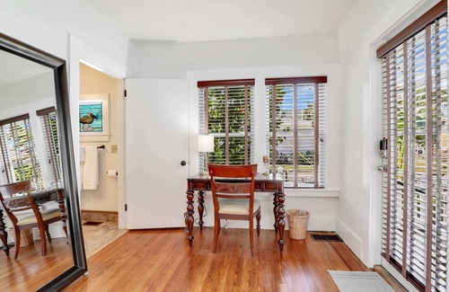 Fort Myers River District House | Hibiscus House Bed & Breakfast Inn Parrot Room