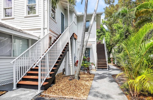 Fort Myers River District House | Hibiscus House Bed & Breakfast Inn Parrot Room