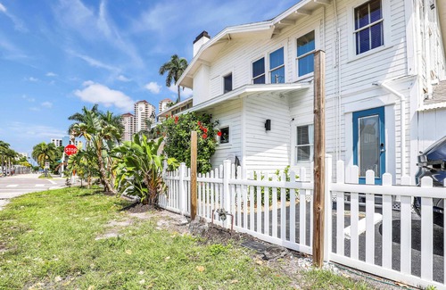 Fort Myers River District House | Hibiscus House Bed & Breakfast Inn Parrot Room