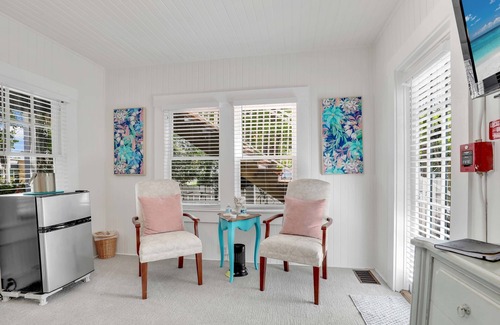 Fort Myers River District House | Hibiscus House Bed Breakfast Inn Flamingo Suite