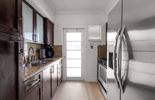 City Center Apartment | HIBISCUS Suite 2BD/1BA Steps to Lincoln Road South Beach