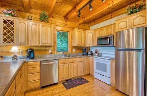 Maggie Valley Cabin | Hickory Ridge Getaway - 3 BR, 3 1/2 BA, Hot Tub, Game Room, Mountain Views