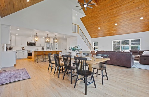 Warfordsburg House | Hidden Acres Retreat | Pickleball + Basketball Court!