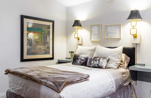 Kessler Bed & Breakfast | Hidden Cliff Elegant suite at Bishop Arts District Mid Century Resort