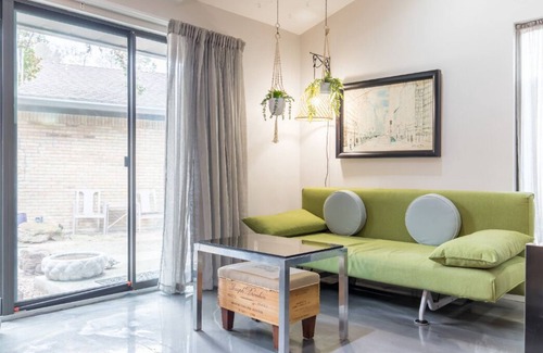 Kessler Bed & Breakfast | Hidden Cliff Elegant suite at Bishop Arts District Mid Century Resort