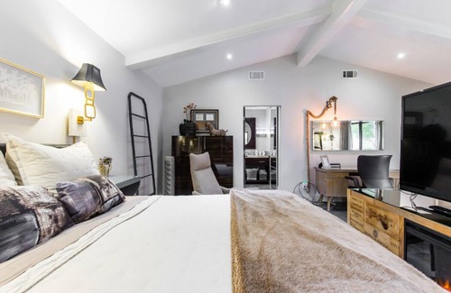 Kessler Bed & Breakfast | Hidden Cliff Elegant suite at Bishop Arts District Mid Century Resort
