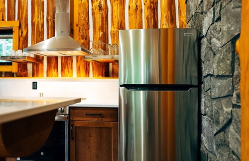 West Elgin Cabin | Hidden Creekside Cabin