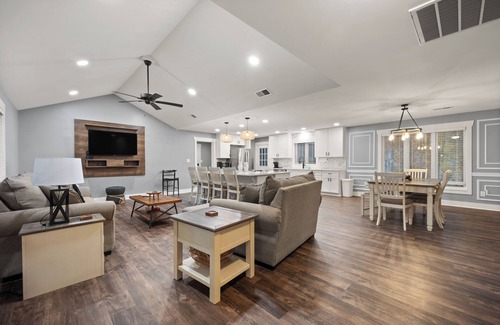 Windsor House | Hidden Falls Farm – Sleeps 14, Modern Retreat with Crafting & Quilting Studio