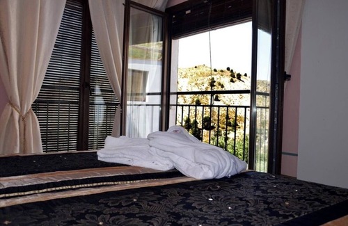 Hinojares Apartment | Hidden farmhouse with mountains where nature unfolds its greatest splendor.