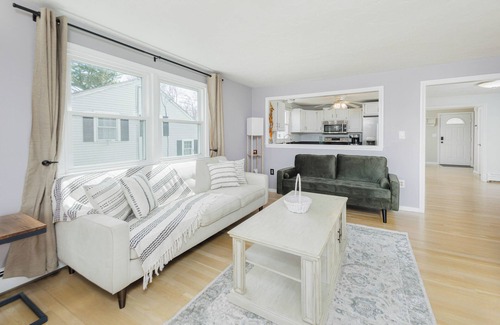 Holbrook House | Hidden Gem Lake House 3 BR, 2.5 BA, 6 ppl