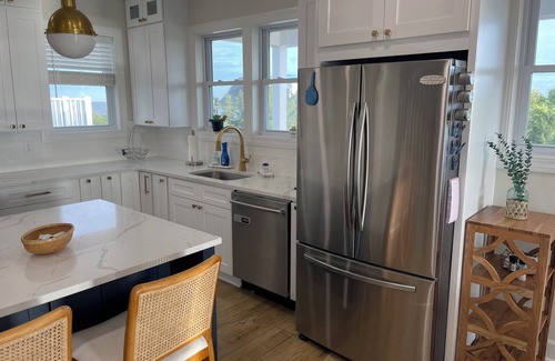 Milford House | Hidden Gem, Relax, Water Views, Bay Breezes Elevator & Decks & Hot Tub