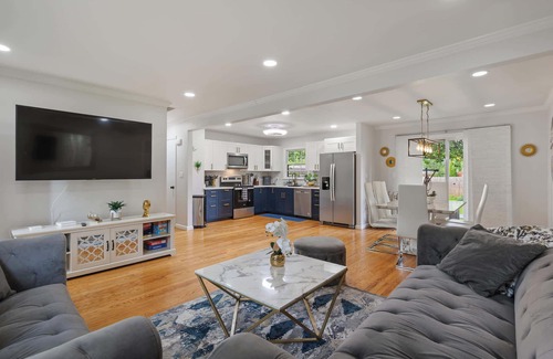Hikes Point House | Hidden Gem: Stylish Comfort, Prime Location