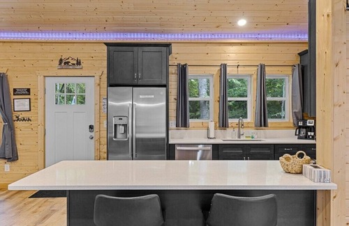 Cleveland Cabin | Hidden Jewel - 3rd Night Free! See Details Below.