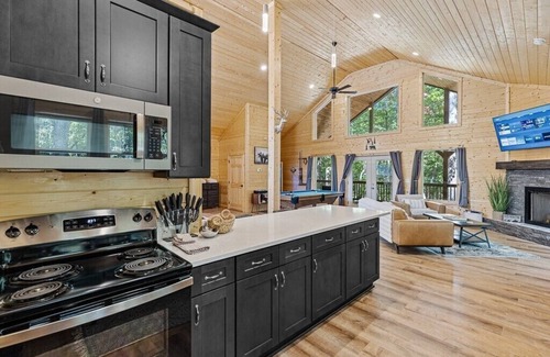 Cleveland Cabin | Hidden Jewel - 3rd Night Free! See Details Below.