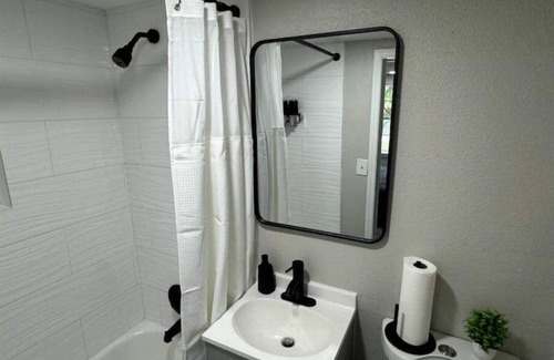 Brazoria Apartment | Hidden Lakefront Getaway