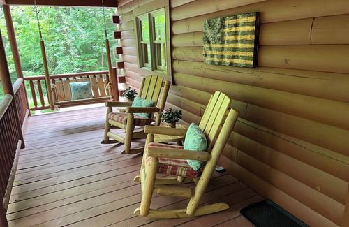 Birdseye Cabin | "Hidden Oaks" Log Cabin at Patoka Lake-French Lick - Southern Indiana Escape!