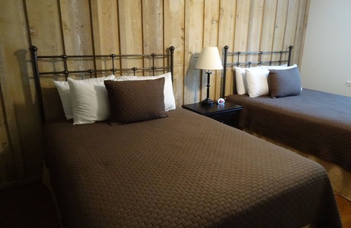 Center Cabin | Hidden Pines Lodge - Privacy in the East Texas Piney Woods