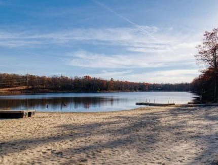 Bushkill Ski Chalet | Hideaway Hot Tub Sunna Lake Kayaks Pool