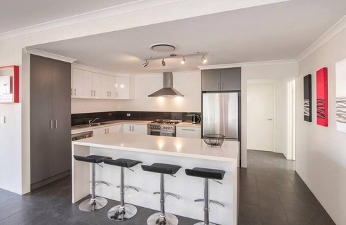 West Busselton House | Hideaway on High- 10 minute walk to town