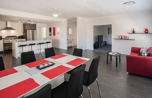 West Busselton House | Hideaway on High- 10 minute walk to town