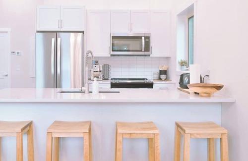 East Kootenay House | Hideaways| Mins to Lake| King Bed |Dbl Garage| AC