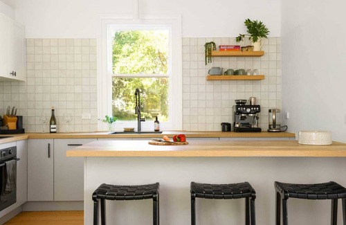 Hepburn Springs House | Higgins House Summary