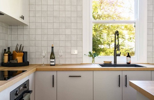 Hepburn Springs House | Higgins House Summary