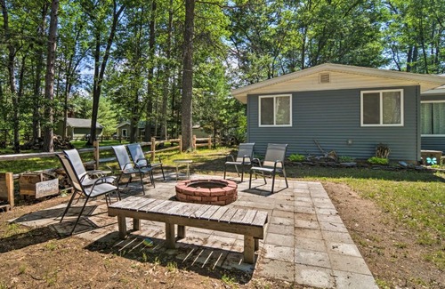 Higgins Lake House | Higgins Lake Getaway with Fire Pit, Walk to Beach!