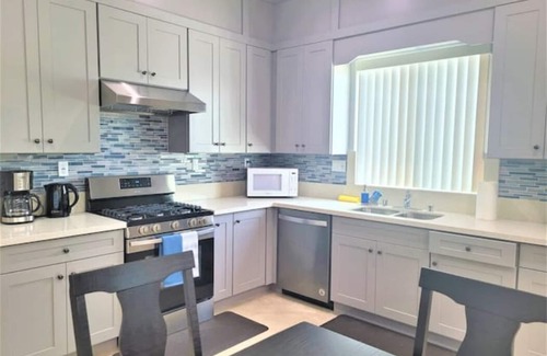 Garden Grove House | High Ceiling*2-levels Home*5 miles to Disneyland