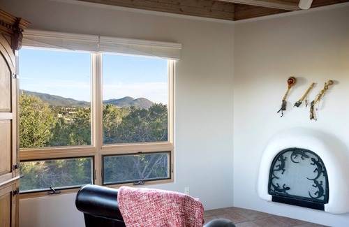 Vista Encantada House | High Desert Hacienda - 6 bedrooms/5 1/2 bathrooms/AC - minutes from the Plaza